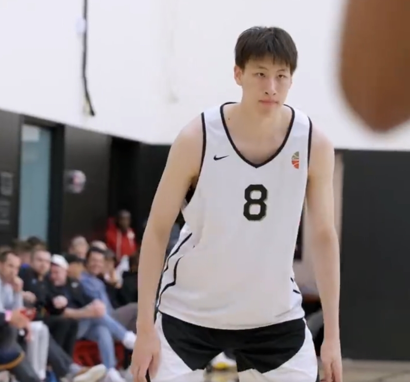 PG电子官方网站-没有出手机会！中国小将郇斯楠出战耐克峰会 上半场贡献1板1断